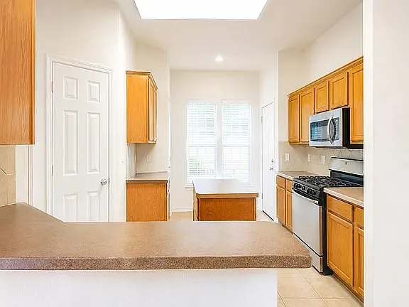 4 bed, 2.5 bath, 2473 sqft, $1,675 — Photo 2