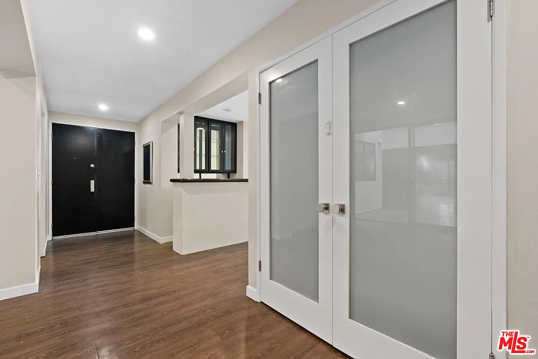 3 bed, 3.0 bath, 1927 sqft, $5,595 — Photo 2