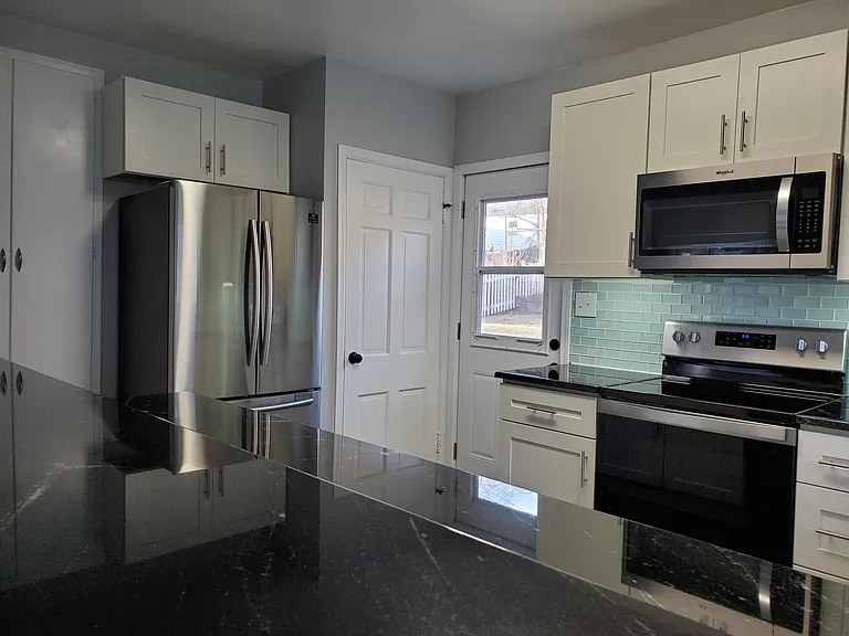 138 Elmwood Dr — Photo 3