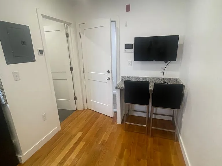 BOSTON COMFORT SUITES — Photo 32