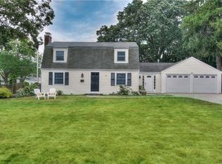 55 Governor Bradford Dr, Barrington, RI 02806