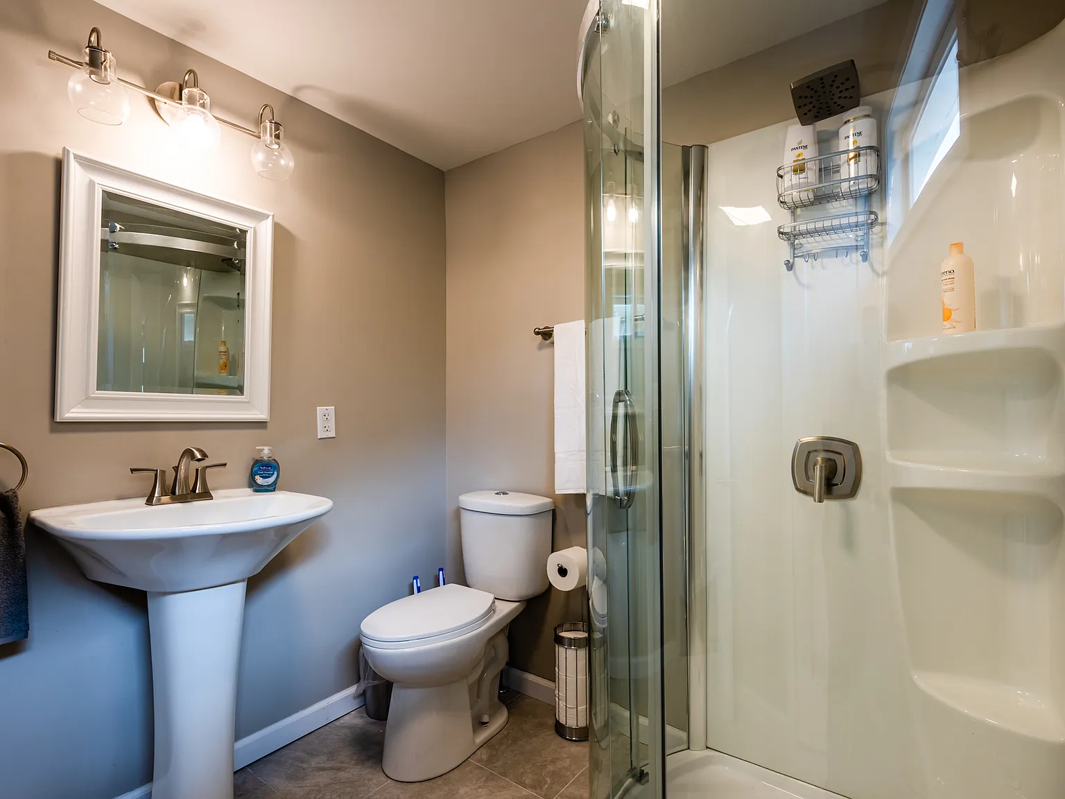 3 bed, 988 sqft, $2,200 — Photo 4
