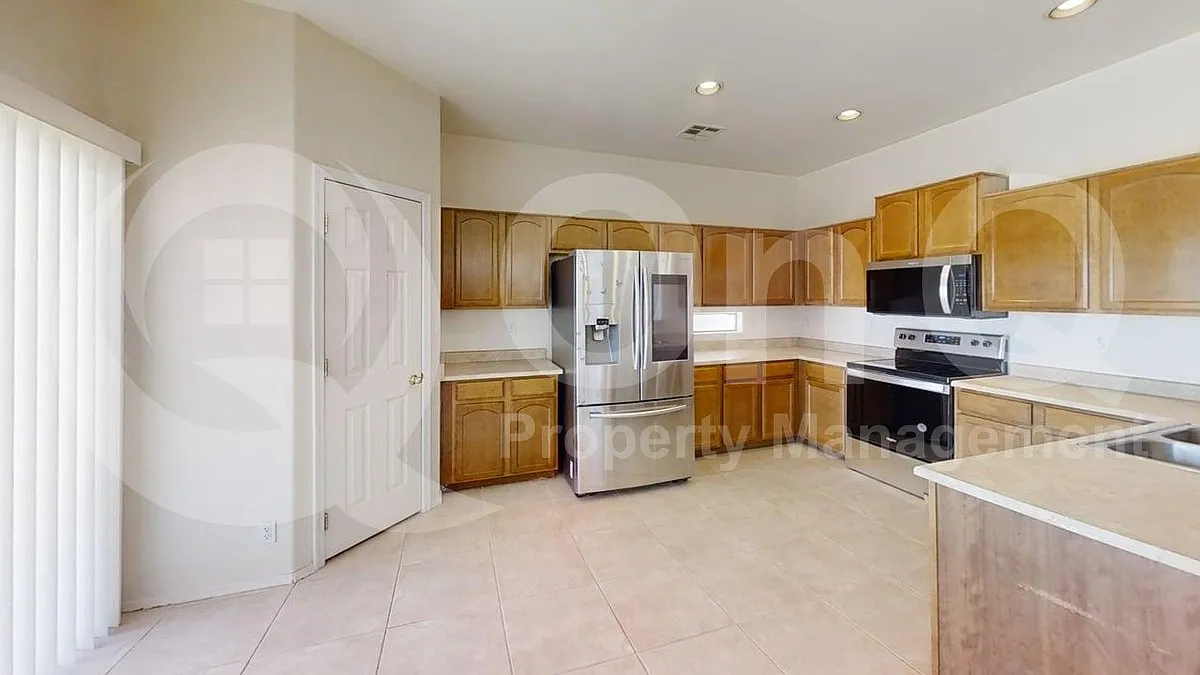 4 bed, 2.5 bath, 2702 sqft, $2,499 — Photo 3