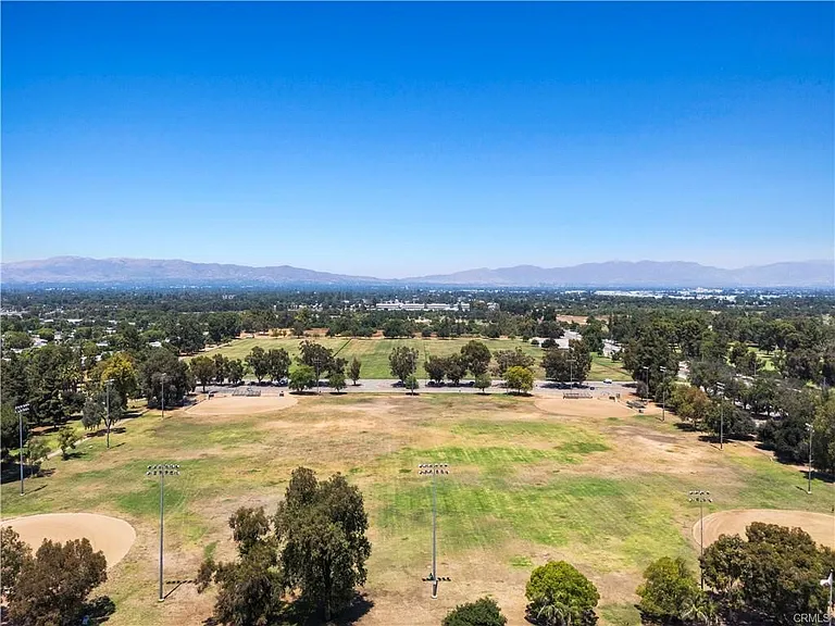 5540 Balboa Blvd — Photo 73