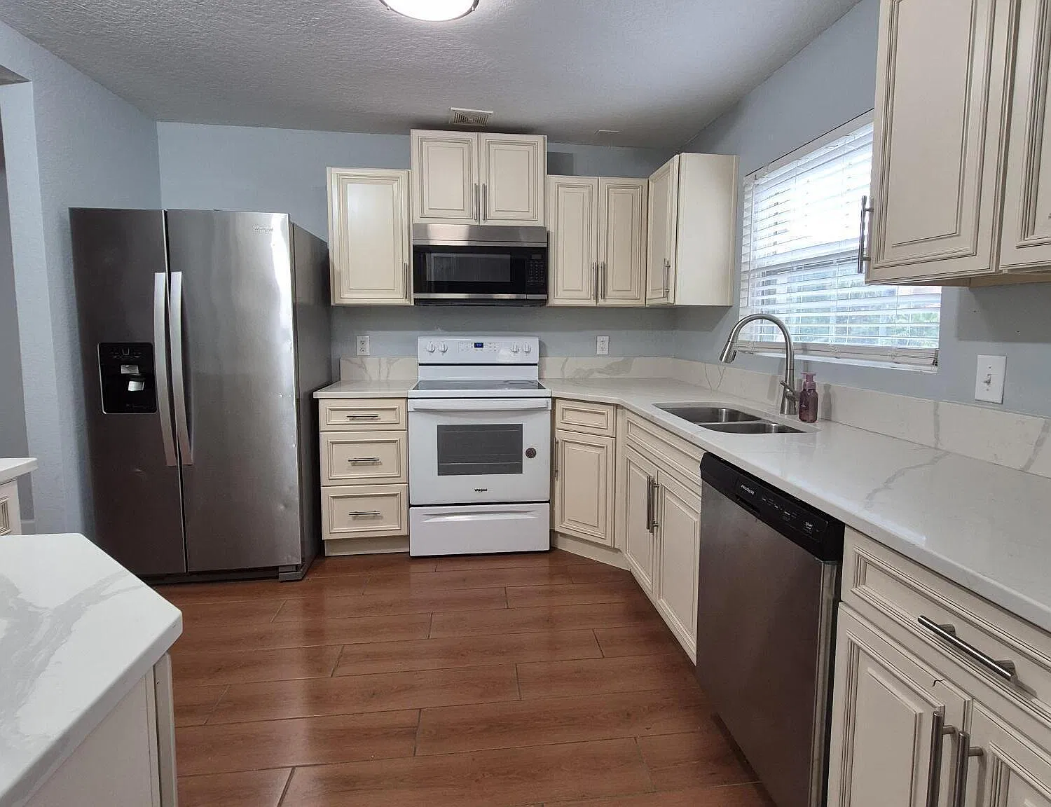 3 bed, 2.5 bath, 1800 sqft, $1,894 — Photo 4
