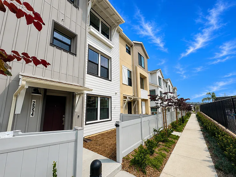2554 Delphinium Ln — Photo 43