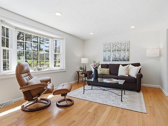 5th image of 4 Meadow Brook Rd