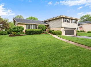 852 S Kent Ave, Elmhurst, IL 60126