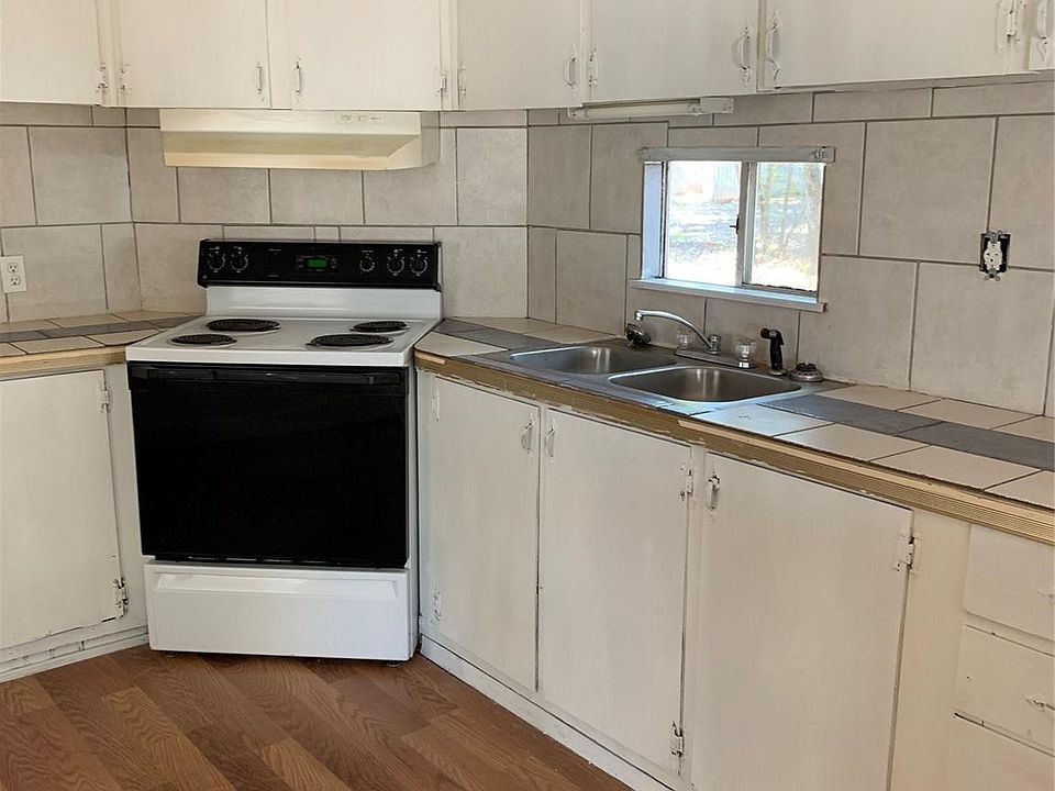 2nd image of 1633 Long Ave