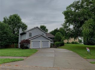 318 Newport Dr, Smithville, MO 64089