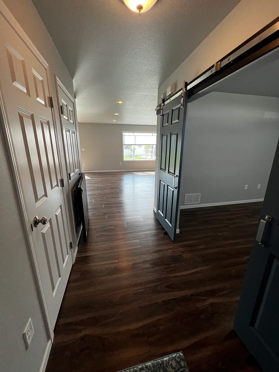 Building Photo - 837 Albert Dr W