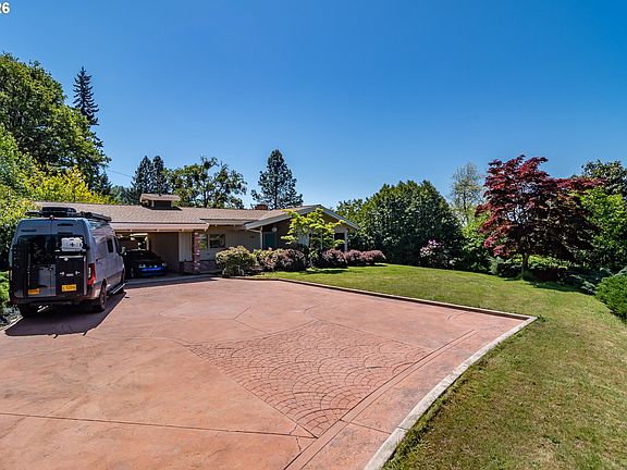 3rd image of 541 SE Terrace Dr