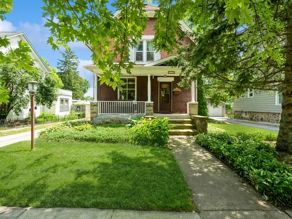 928 Clay St, Woodstock, IL 60098