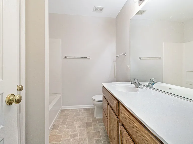 409 Metropolitan St — Photo 16