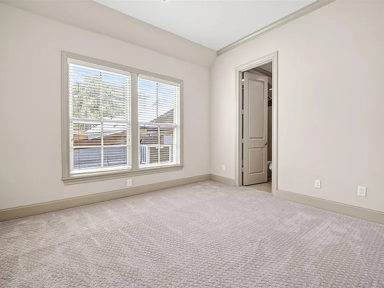 308 W Bell St — Photo 34