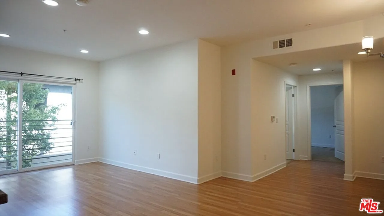 3 bed, 2.0 bath, 1080 sqft, $3,150 — Photo 1