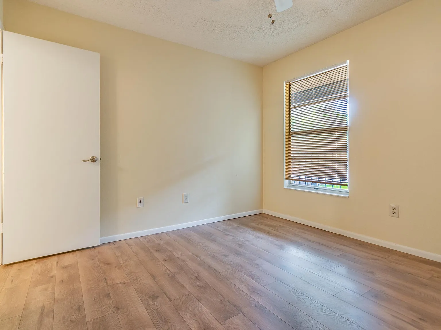 2 bed, 900 sqft, $1,600 — Photo 2