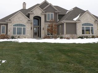 724 Cheviot Dr, Pewaukee, WI 53072