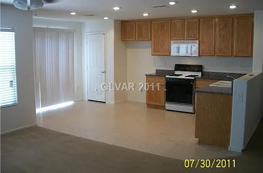 4 bed, 2.5 bath, 2480 sqft, $2,450 — Photo 2
