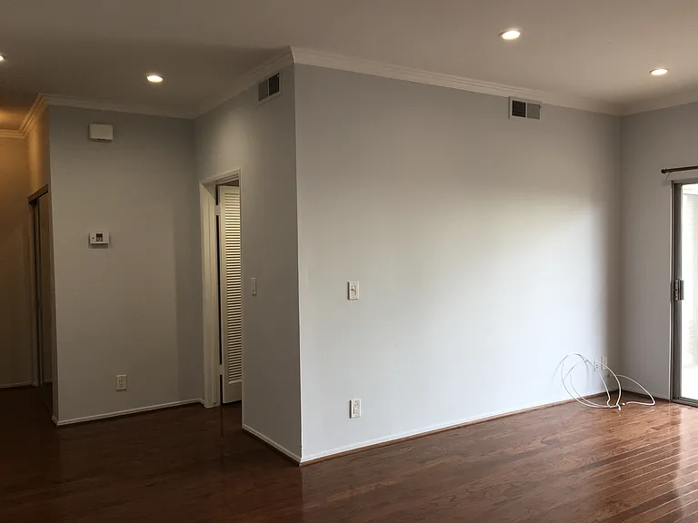 612 S Barrington Ave — Photo 8