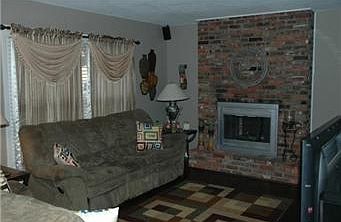 4th image of 813 Houston Ln