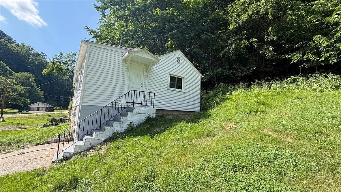 3 bed, 1.5 bath, 1196 sqft, $1,550 — Photo 2