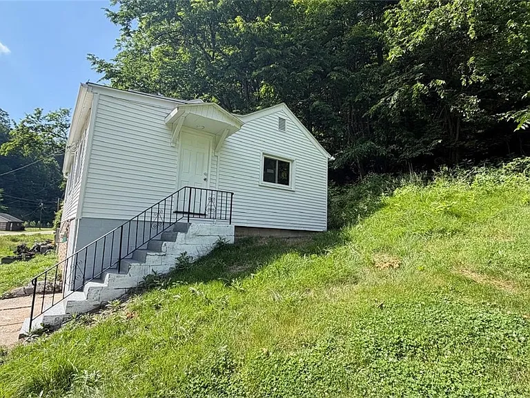 1021 California Dr — Photo 2