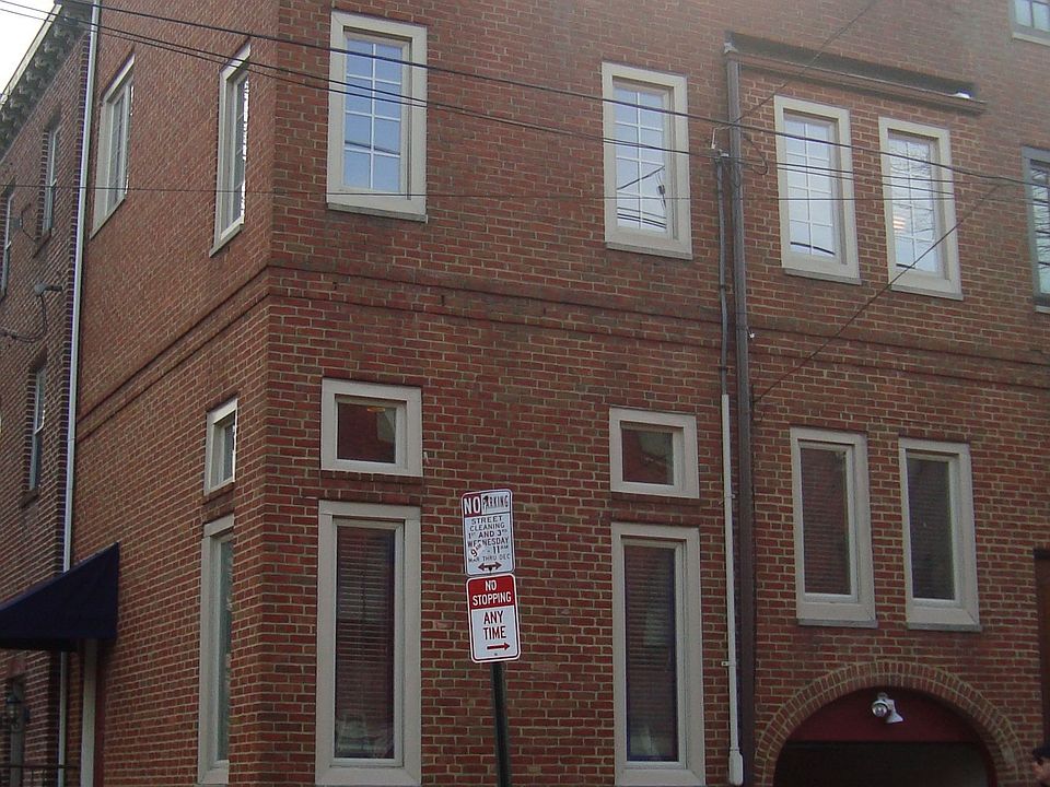 Corner Lot, tons of Windows