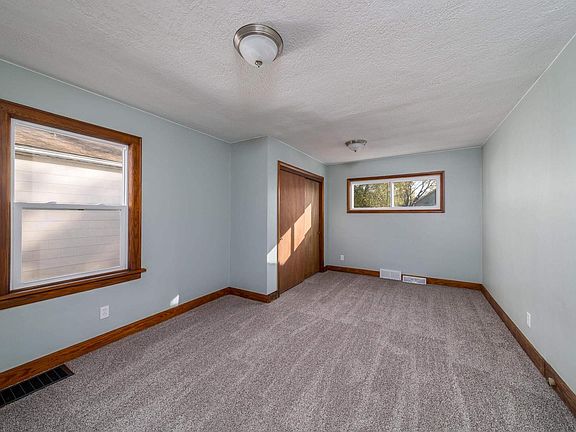 5th image of 516 18 1/2 Ave