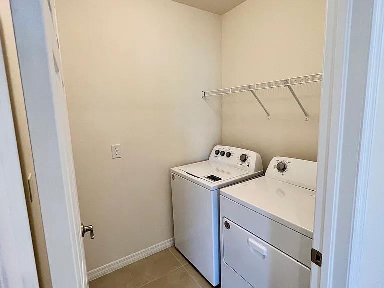 2518 NE 6th Pl — Photo 24