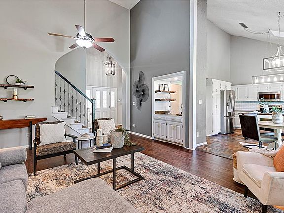 5th image of 618 NE Fairington Ct