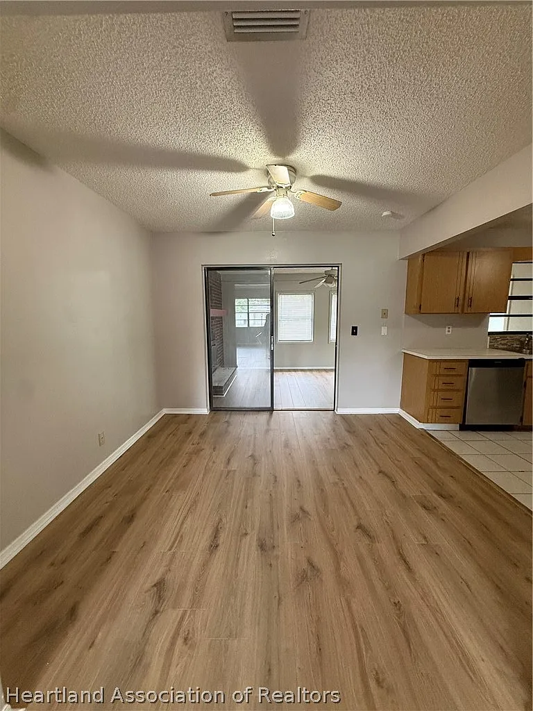 3 bed, 2.0 bath, 1404 sqft, $1,700 — Photo 4