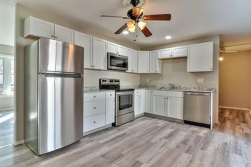 1512 Kings Way Photo 1