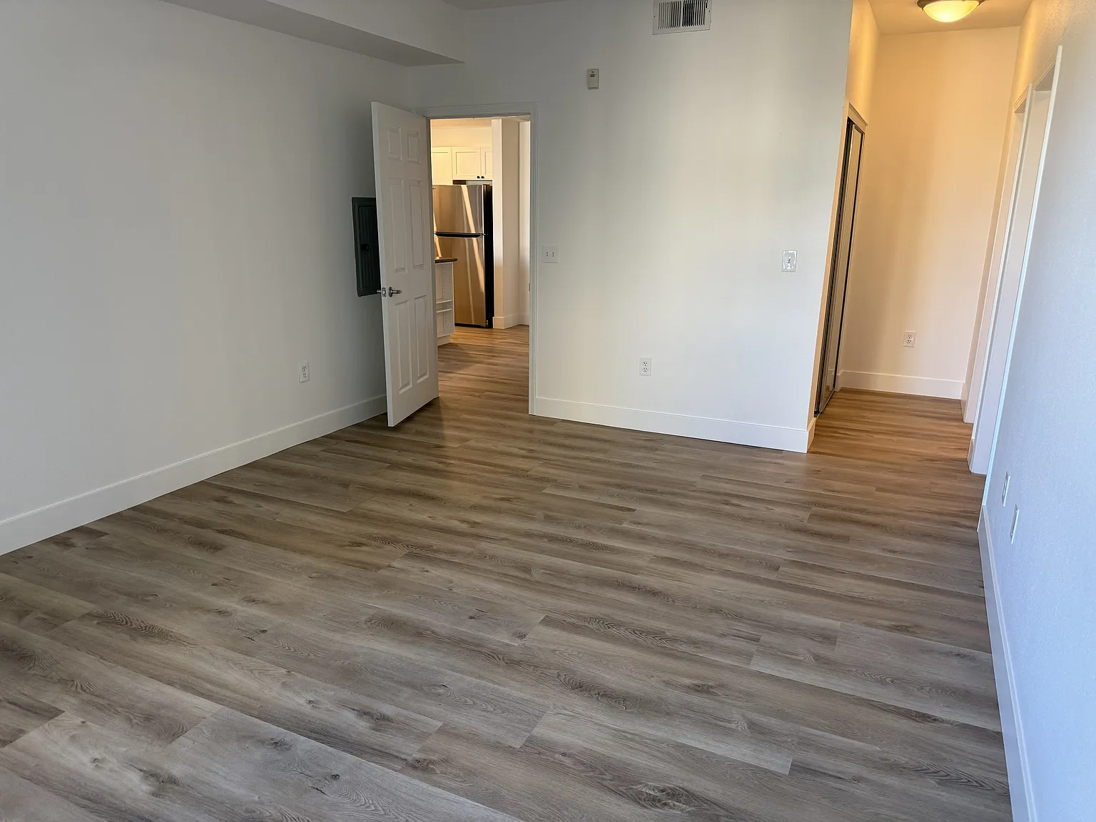 1 bed, 1070 sqft, $3,300 — Photo 2