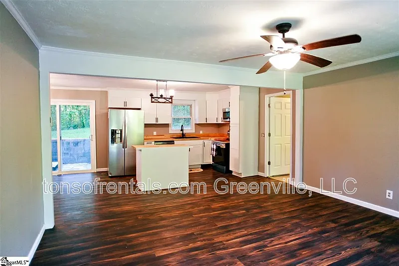 4 bed, 2.5 bath, 1600 sqft, $1,695 — Photo 3