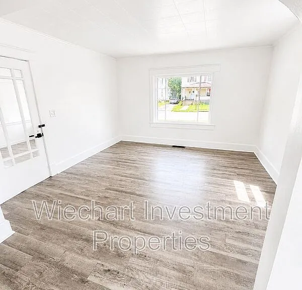 654 S Dana Ave — Photo 5