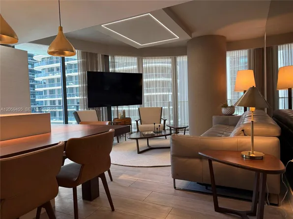 45 SW 9th St APT 1401, Miami, FL 33130