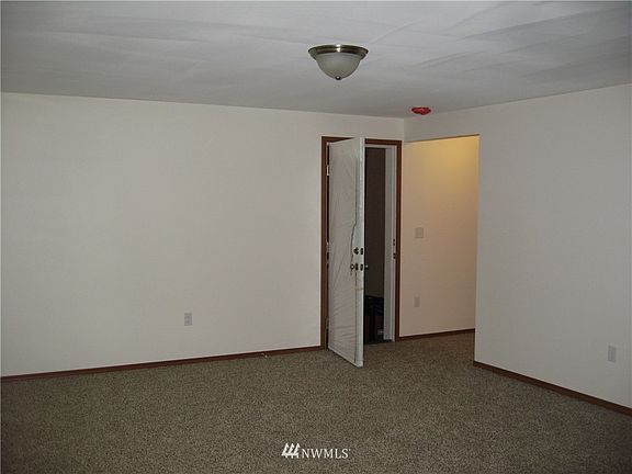 5th image of 249 Fern Lane W
