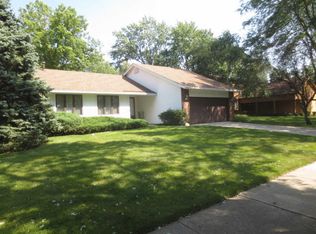 1055 N Thackeray Dr, Palatine, IL 60067