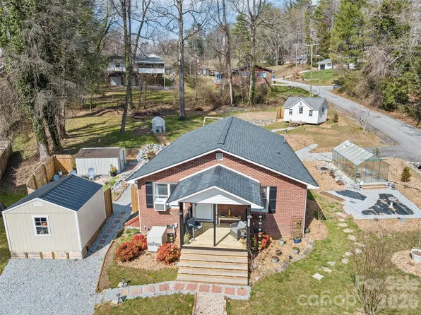 110 Ewart Dr, Hendersonville, NC 28739