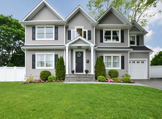 8 Winters Ct, Plainview, NY 11803