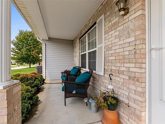 3rd image of 210 Castlewood Dr
