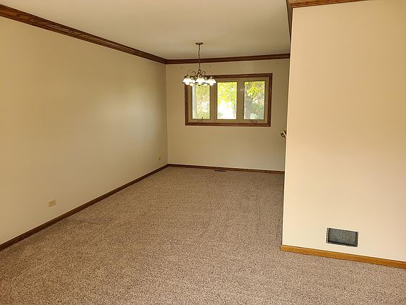 3rd image of 906 W Noyes St