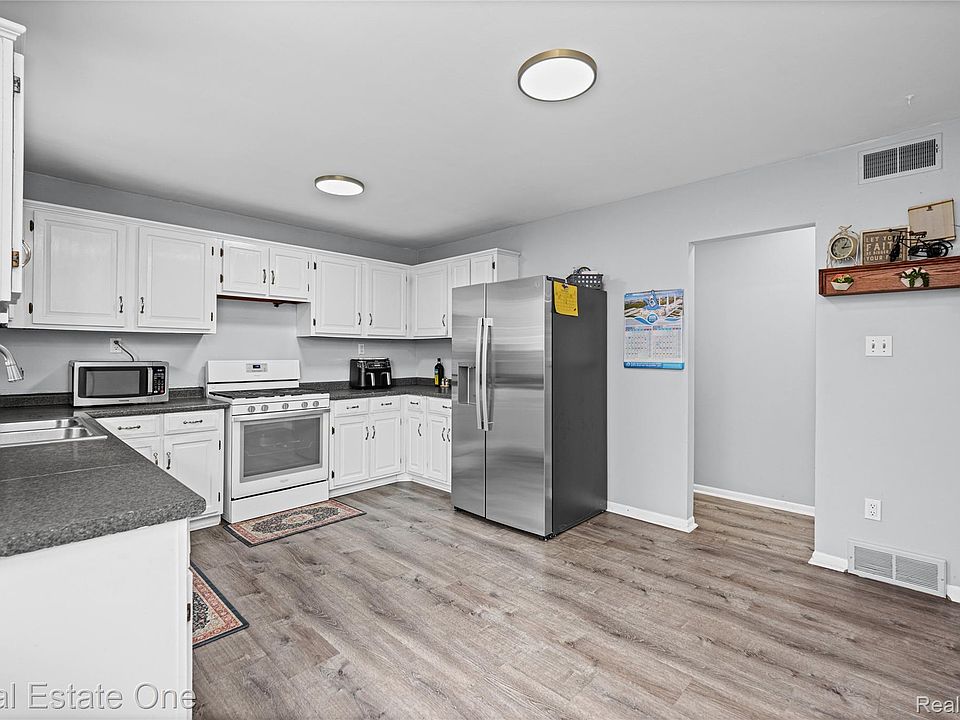 8335 Bernice Ave, photo 16
