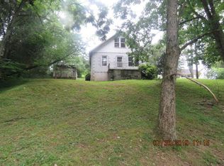1037 Towe String Rd, Jacksboro, TN 37757