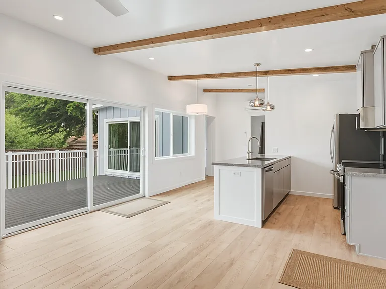 1182 Jewell Ave — Photo 5