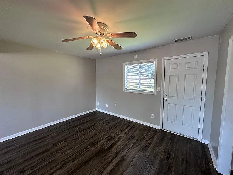 1124 Weston St — Photo 4