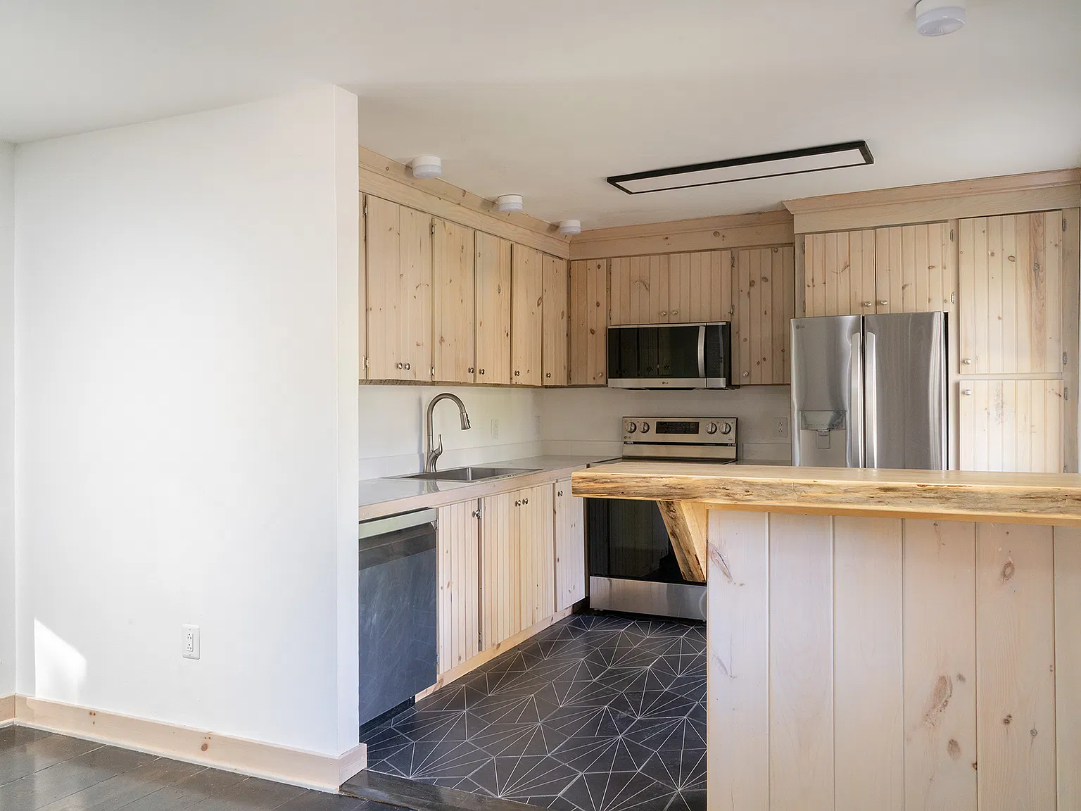 2 bed, 1600 sqft, $2,500 — Photo 4