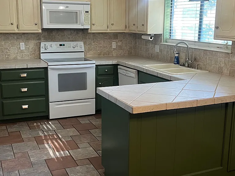 1001 Sandhurst Dr — Photo 7