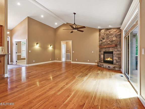 2nd image of 124 Lynhurst Dr